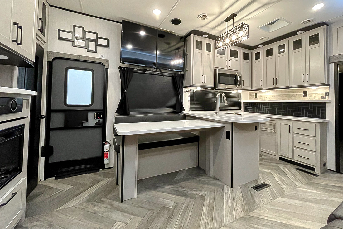 SylvanLakeRV's tweet image. 🚨NEW INVENTORY ALERT🚨
Introducing the 2022 @HeartlandRVs Cyclone 4115 – Toy Hauler 5th Wheel (Stock #3109), the ultimate adventure companion that's bursting with energy!
sylvanlakerv.com/listings/2022-…

#PreOwnedRV #rvforsale #reddeer #5thwheellife #toyhauler