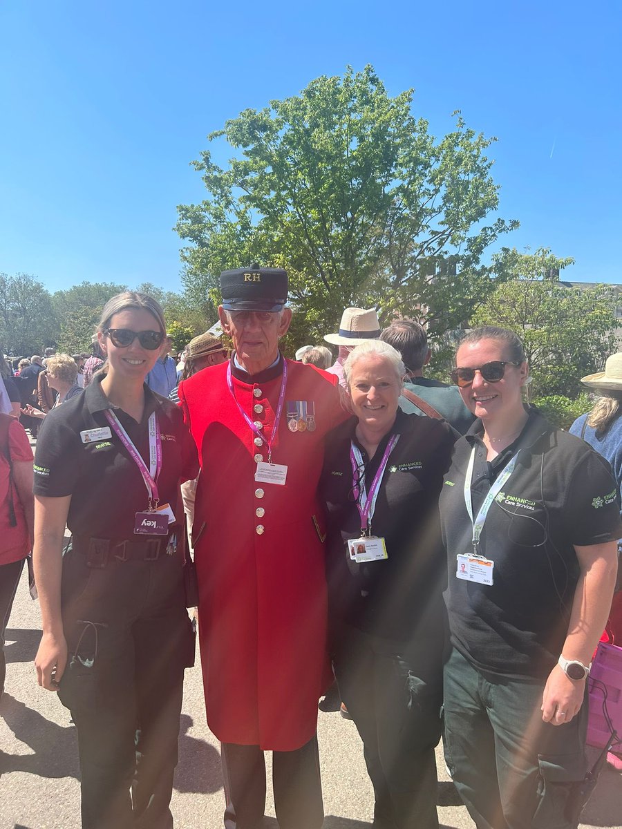 Loving the sunshine at @The_RHS Chelsea today ☀️ what a wonderful location for some #eventmedicine with @enhanced_c_s #teamECS #doingitright #nurses 🌸