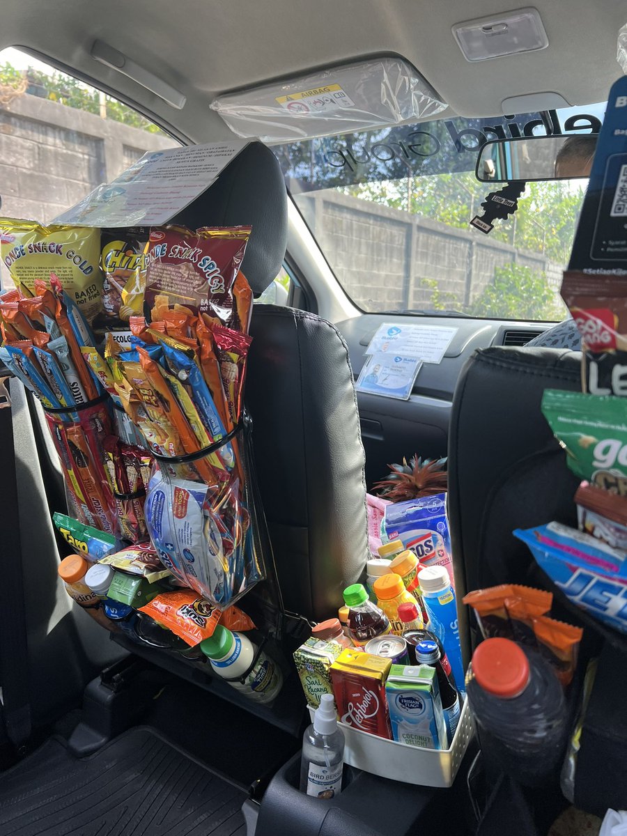 devianitaaa's tweet photo. Lessons learned from a trip! Hari ini diingetin tentang joy of giving and serving sama bapak taksi~ bisa request lagu, snack sama obatnya lengkap poolll, dan super baik!! Seneng bgt masih banyak org baik di dunia ini! Yg di Sby bisa cari bapaknya juga hehe🩵 https://t.co/WAtGqKGXho