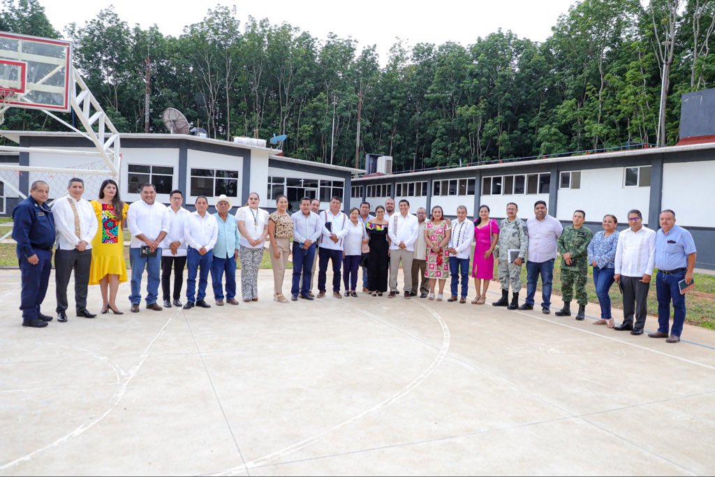 Esta mañana tuvo verificativo la sesión de la Mesa de Coordinación para la Construcción de Paz y Seguridad, teniendo como sede el Mpio. de Tuxtepec, estuvo presidida por el Gobernador <a href="/salomonj/">Salomón Jara Cruz</a> , asistieron Presidentxs  municipales, así como funcionarios estatales y federales.