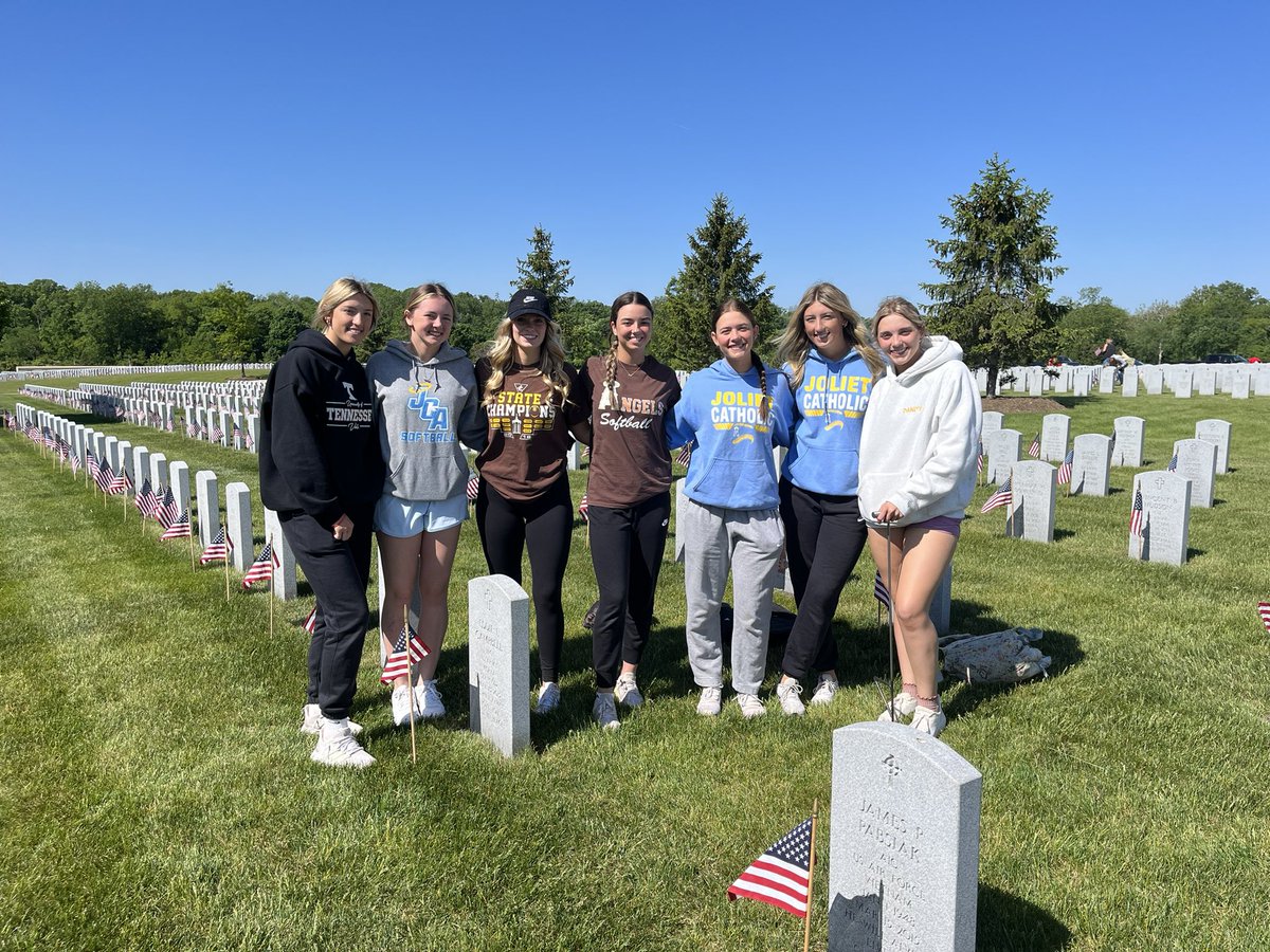 #MemorialDay 🇺🇸 weekend flag placement at Abraham Lincoln National Cemetery. It’s always a special service day as we have loved ones laid to rest here 🇺🇸#thankyouforyourservice #wewillneverforget @JCAonline