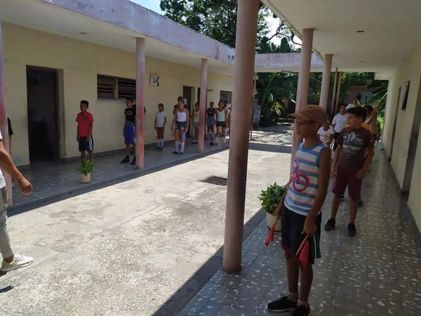 epjdluz's tweet photo. El profesor Elier Zamora Portales realizando ensayo de la gimnasia rítmica.
#CubaMined #Educacióncontramaestre #Contramaestre #MejorEsPosible  #MejorEsPosibleStgo @LeticiaCalvo @dpestgo 
@FundichelyRosa @DraMaricelDME @EsterisFrancis https://t.co/VIC6I6riR6