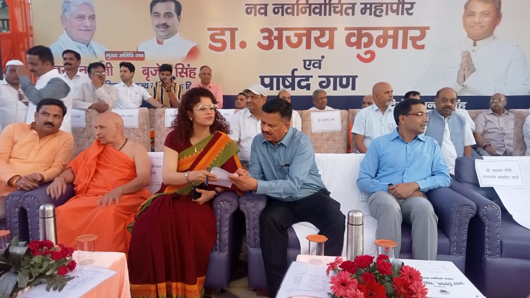 SaharanpurDm's tweet photo. आयुक्त महोदय सहारनपुर व जनप्रतिनिधियों की उपस्थिति में  डॉ अजय कुमार महापौर सहारनपुर का शपथ ग्रहण समारोह @ChiefSecyUP @CMOfficeUP @DrDinesh_IAS @DrDinesh_IAS @InfoDeptUP https://t.co/FogUqtvMeU