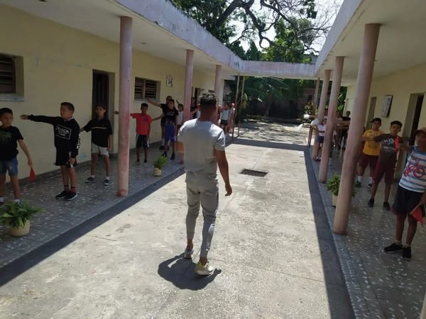 epjdluz's tweet photo. El profesor Elier Zamora Portales realizando ensayo de la gimnasia rítmica.
#CubaMined #Educacióncontramaestre #Contramaestre #MejorEsPosible  #MejorEsPosibleStgo @LeticiaCalvo @dpestgo 
@FundichelyRosa @DraMaricelDME @EsterisFrancis https://t.co/VIC6I6riR6