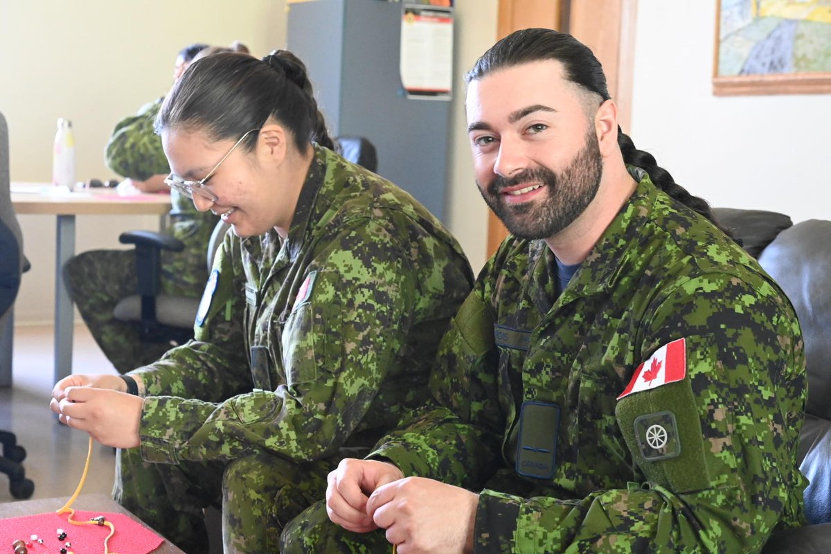In a fine showcase of Indigenous culture, here we have crafts and wares at yesterday’s event in Valcartier.

#IndigenousAwarenessWeek #DefenceTeam #Indigenous #CAF #Diversity