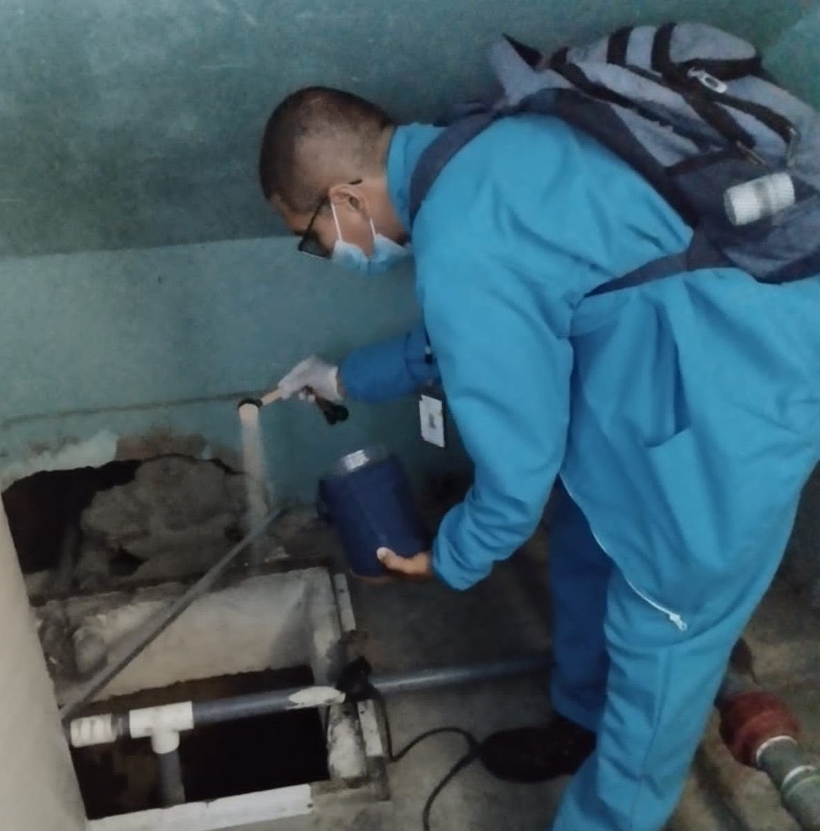 Salud_Guayas's tweet photo. Personal de #ControlVectorial del #Distrito09D04 de @Salud_Ec realizan abatización y elimina criaderos de mosquitos para evitar enfermedades tropicales en el sector del #BarrioModelo. https://t.co/kb1jJTMgSG