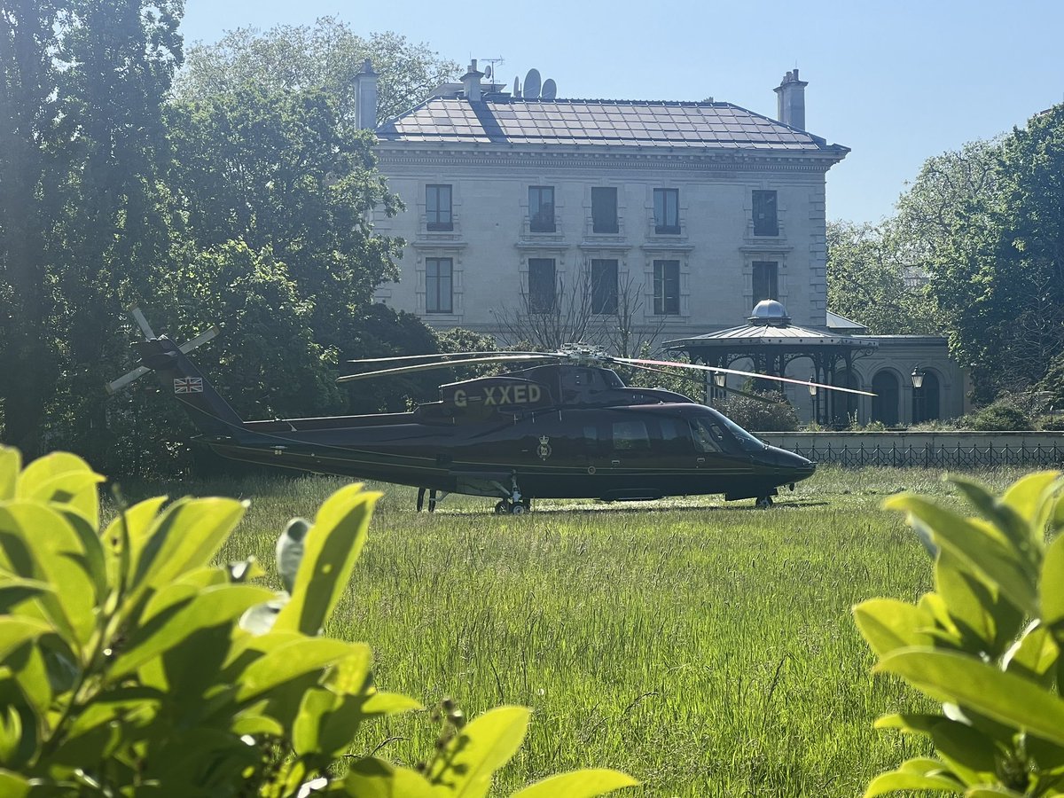 RNN_RoyalNews's tweet photo. A royal helicopter landed at Kensington Palace, though we didn’t see who was in it we got another treat! We saw Princess Eugenie, who definitely is still pregnant, as she was there with August and Jack watching! https://t.co/dZr1c2Mn9P