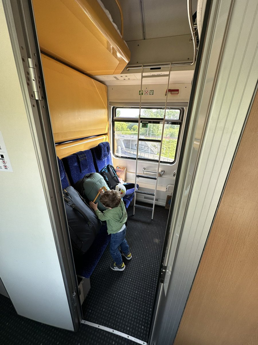 dieg0's tweet photo. Dzień dobry! 🤗 #Warschau🇵🇱 #ČeskéDráhy #EN443 #IC406 #Nachtzug #NightTrain https://t.co/aMKtwlmNSE