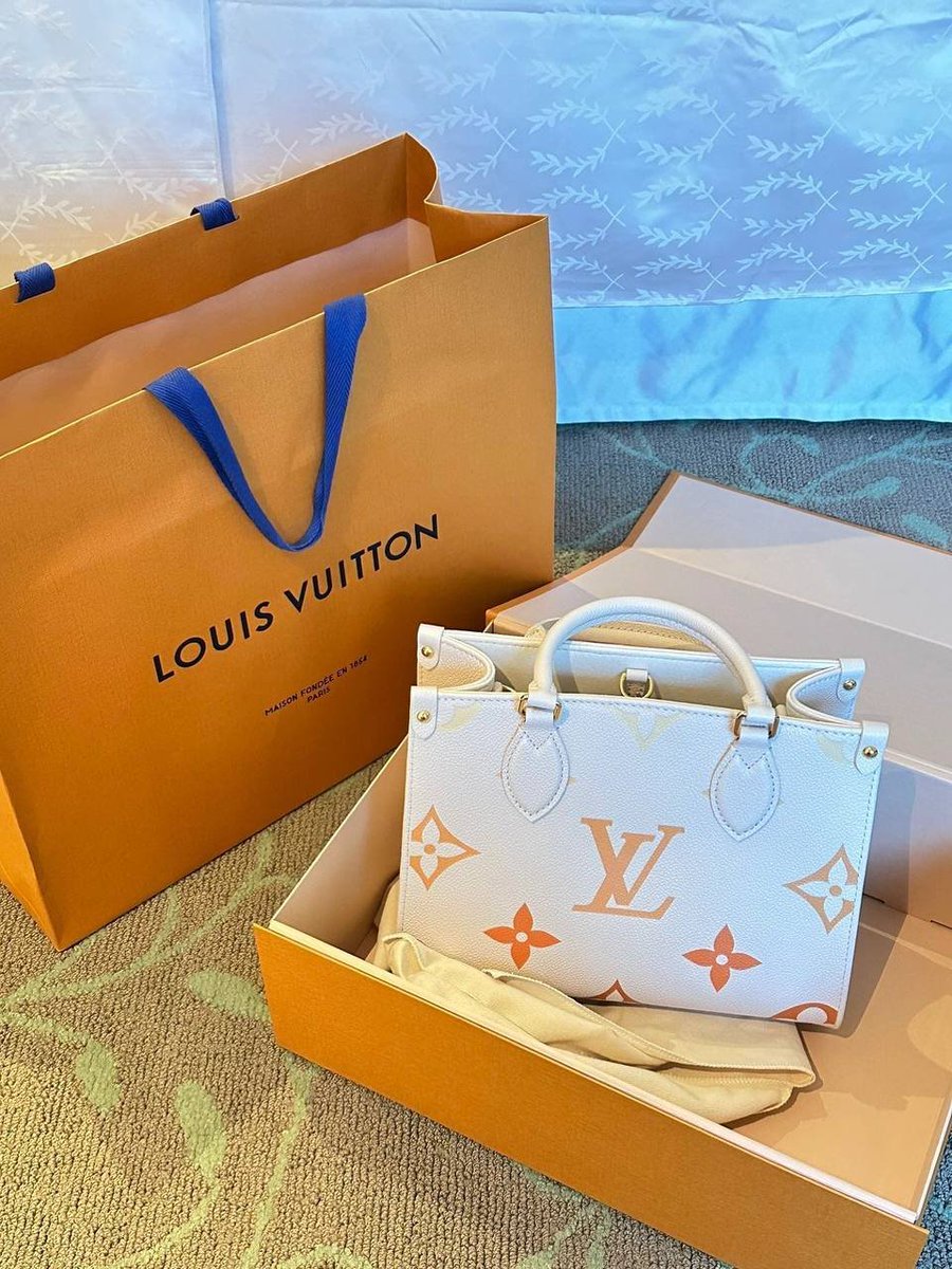 MeshooNon's tweet image. I bought it today, it's so beautiful, I'm so happy I bought what I wanted.👜👜