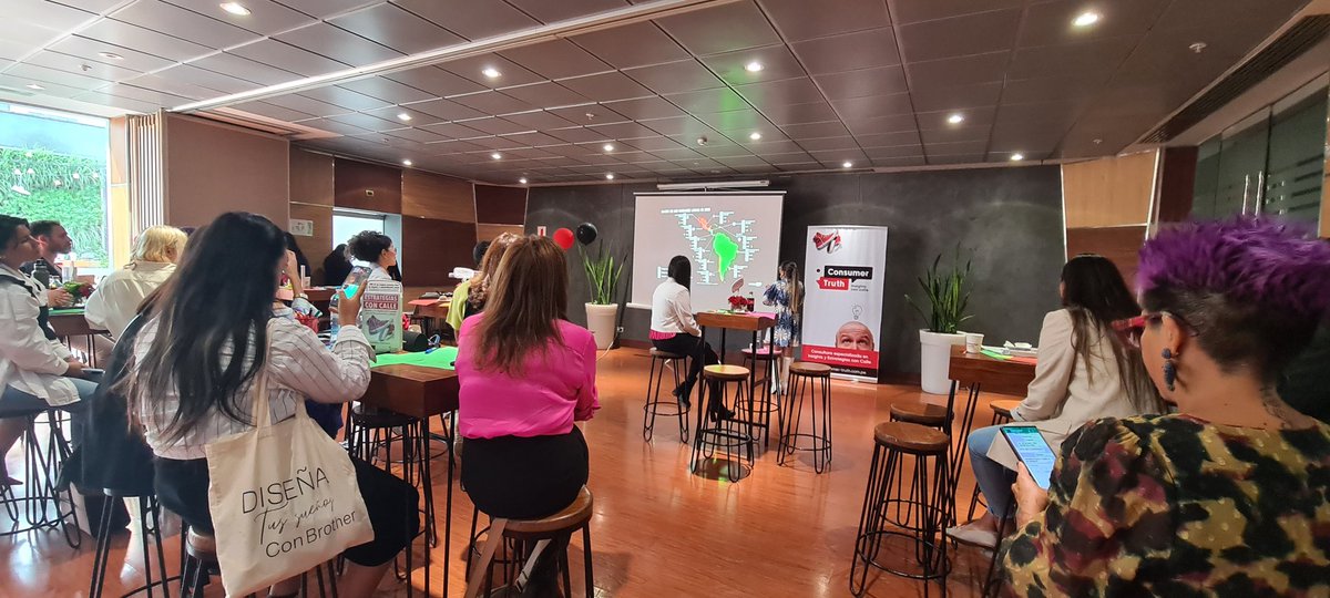 cristinaq's tweet image. En #HackatonMODA de @RADDARCKG y @consumer_truth. Aquí Camila Ortiz, Directora de Observación de Tendencias de Moda en Raddar Colombia 🇨🇴