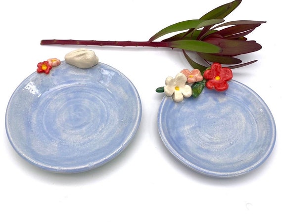 Light Blue Floral or tinyurl.com/294cy38y via @EtsySocial #zencatpottery #etsysocial #stonewarepottery #ceramicdish