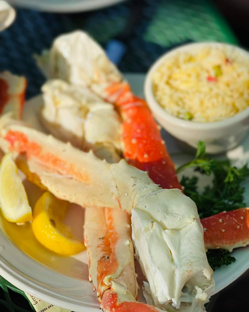 CharliesOmaha's tweet photo. Love this picture one of our guests took of their Alaskan King Crab Legs out on our lakefront patio.
#seafoodomaha #seafoodrestaurant #charliesomaha https://t.co/577bY1zNBd