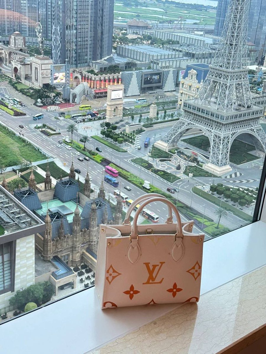 MeshooNon's tweet image. I bought it today, it's so beautiful, I'm so happy I bought what I wanted.👜👜