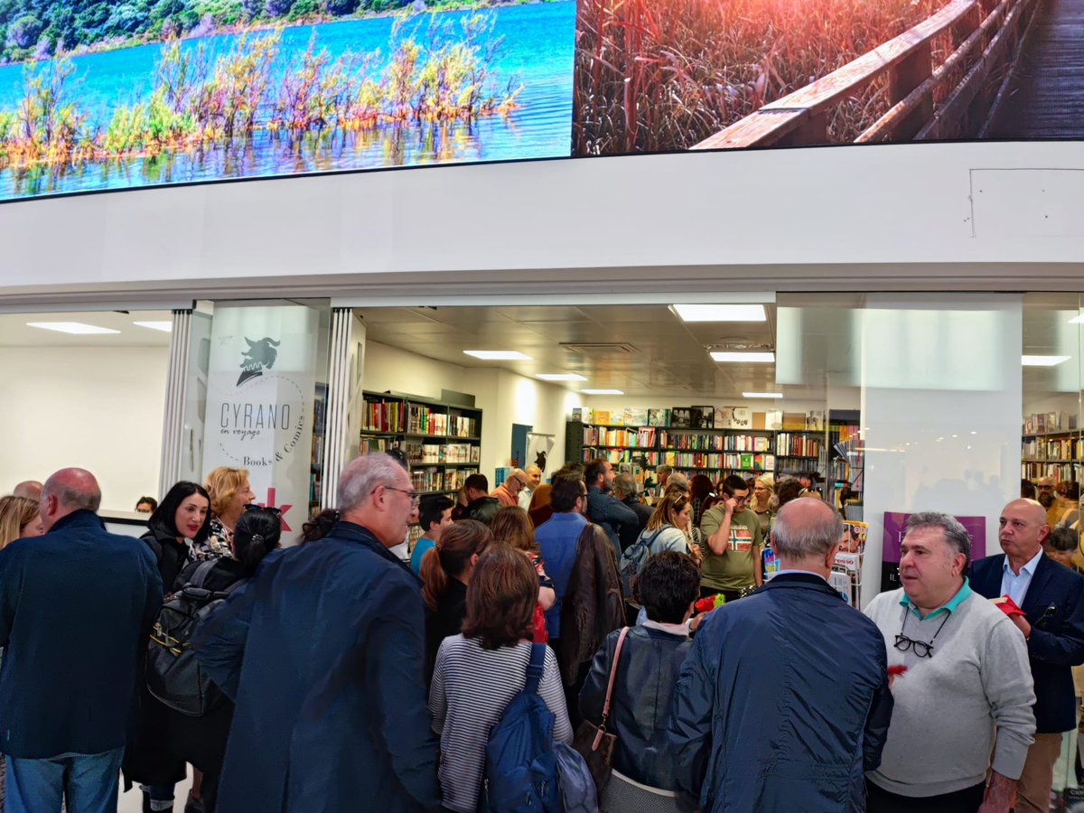 Martedì abbiamo inaugurato #Cyranoenvoyage la nuova avventura che, ancora una volta condivido con Maria Luisa.  Proviamo a riportare i libri e le storie nell'aeroporto di Alghero. 
Tanti amici, tanti libri e del buon vino. 
Cosa si può volere di più?
#librerieubik 
<a href="/SellaeMosca/">SellaeMosca</a>