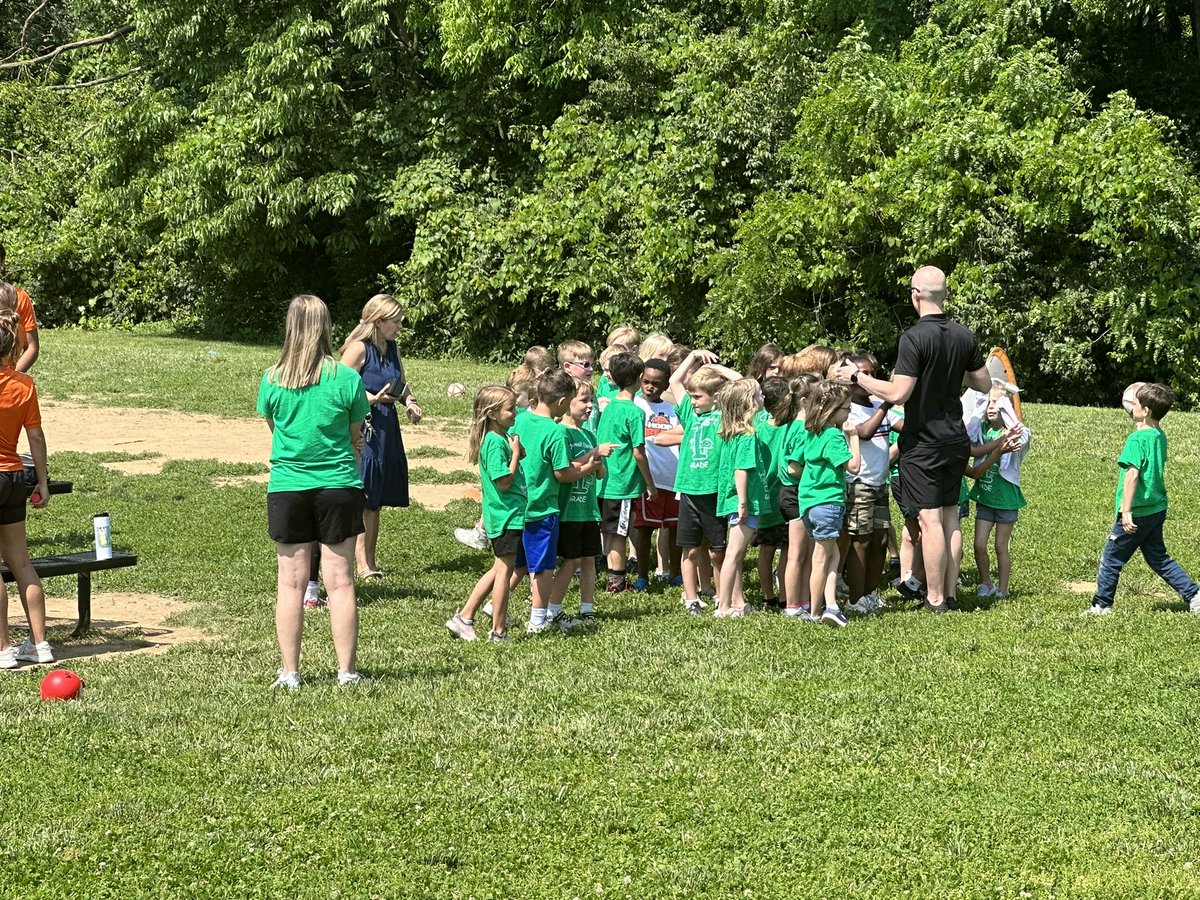 chief_officers's tweet photo. Ending school with a family picnic and field day at Stonewall Elementary. Today there was nothing but joy and excitement. #FCPSKY #TeamNotGroup https://t.co/2hResh7VUN