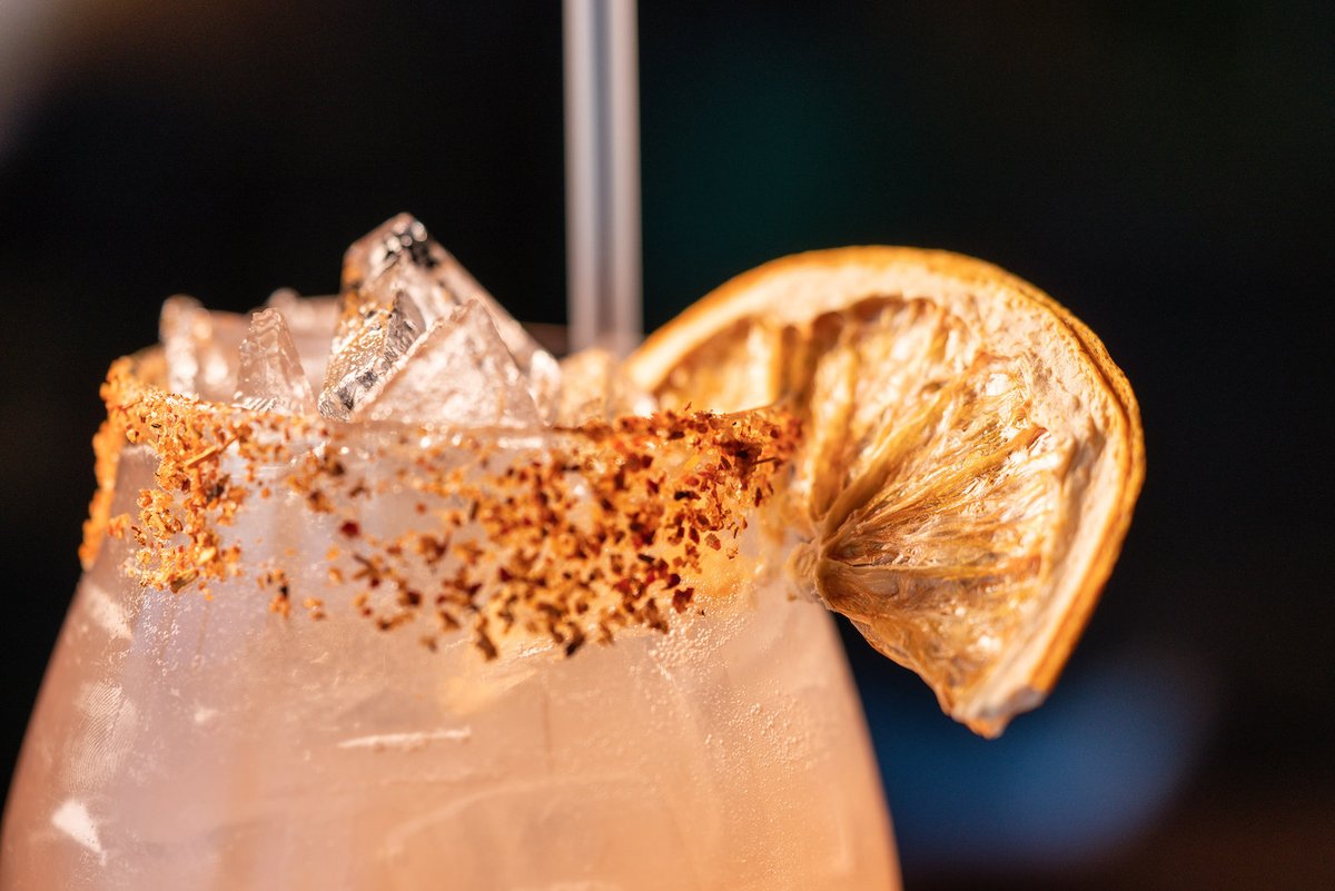 Who says mocktails can't be spicy and fun? Introducing the Spicy No-Paloma! This refreshing mocktail features zesty grapefruit juice, jalapeño simple syrup, lime juice and is perfectly combined with bubbly club soda. 🍹 It's a party in your mouth without the tequila.

📍 The Bar