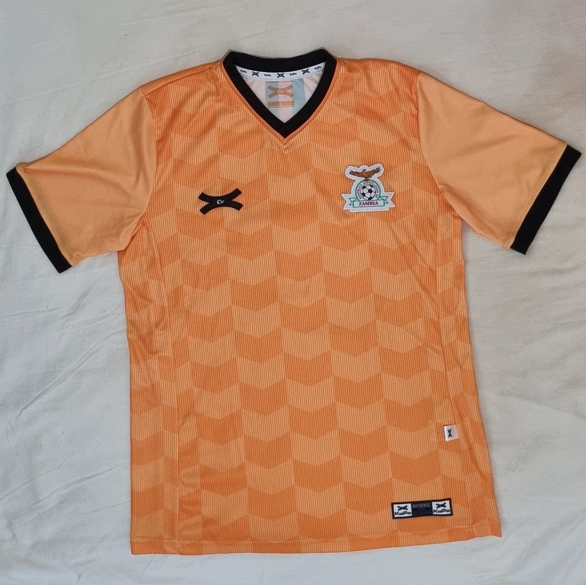 Bueno gente se SORTEA la camiseta alternativa de la selección de Zambia 🇿🇲 y los requisitos son muy faciles:

- Seguirme en Twitter (<a href="/Martecoll/">Marte</a>).
- Darle RT  y MG a este twitt.
- Seguirme en instagram (@martinshatal).
instagram.com/martinshatal?i…