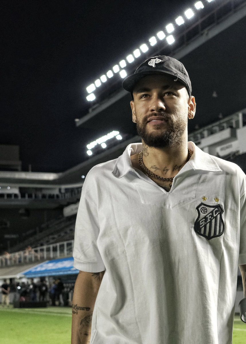 oficialsincerao's tweet photo. Há uma década o Neymar deixava o Santos…

É um verdadeiro absurdo pensar que esse cara em 2011 conseguiu ficar no top-10 de melhores do mundo da FIFA atuando no futebol brasileiro.

🏆 Libertadores
🏆 Paulistão
🥇Melhor jogador do Brasileirão
🥇 Melhor jogador da Libertadores
🥇 Rei da América
🥇 Puskas
🥇 Top-10 da Bola de Ouro
🥈 Vice-campeão do mundo

Admita: não importava seu time, você parava pra ver o Santos dele jogar.