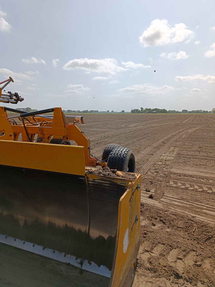 Mooi als plannen tot een resultaat komen. 
(Vaste achter schaar) onafhankelijk beweegbaar gemaakt, om het gehele pakket teelt aarde onder te kunnen ploegen.