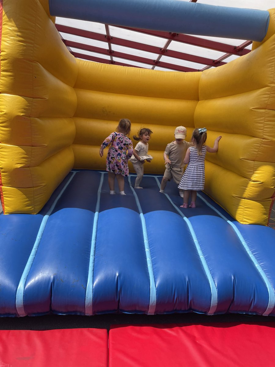 seren_fach1's tweet photo. Diolch yen Fawr @CaegarwPriSch for inviting us up today for🍦 and fun in the playground &amp; bouncy castle🛝👧👦🏽 https://t.co/uTQnR6dhLH