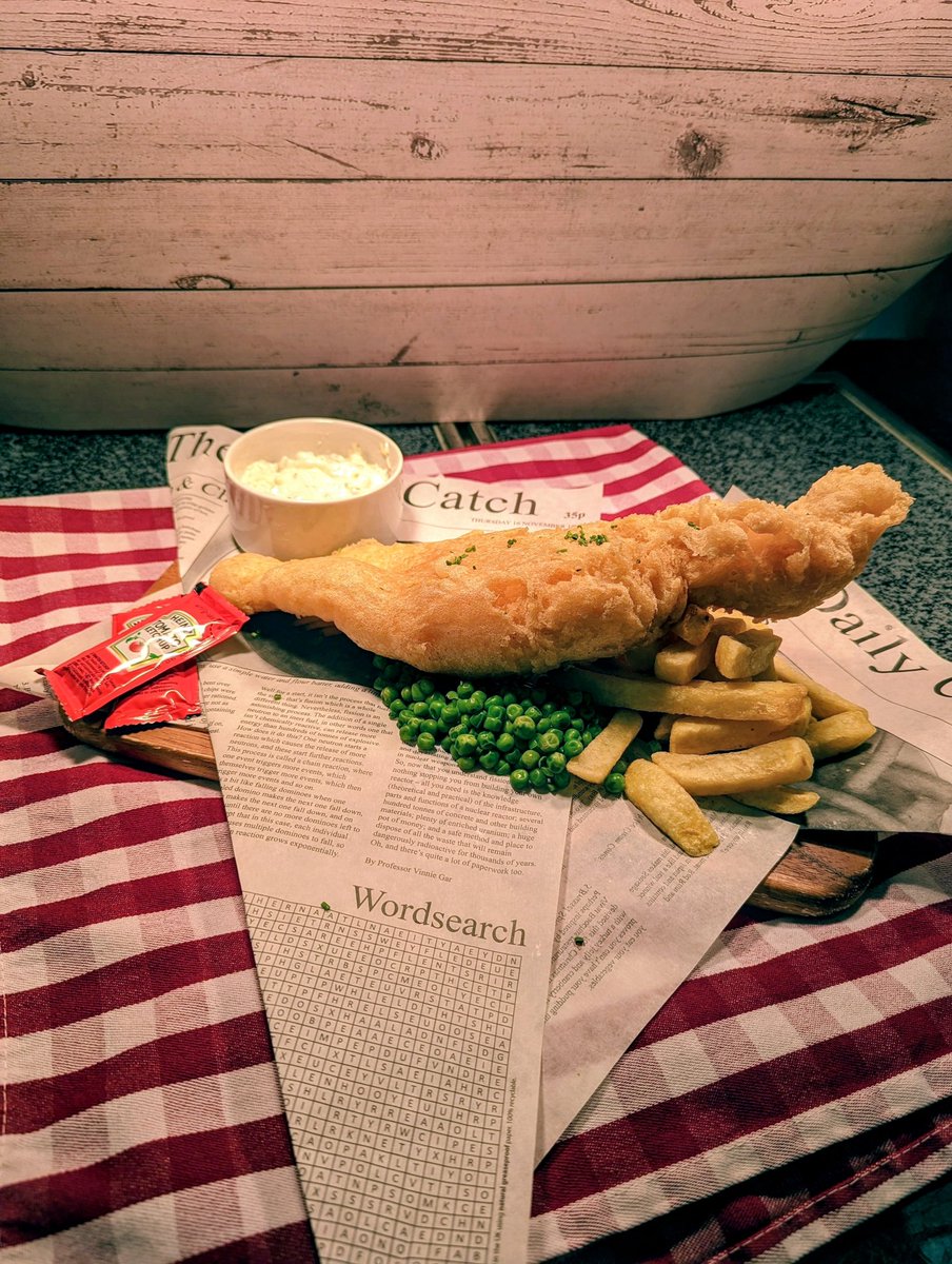 HurstCFood's tweet photo. Behind the scenes today with our chefs, John and Harry, preparing our crispy chicken burgers!
Also, check out the size of our gluten free fish! #WeAreHurst #glutenfree #delishfish @natdavies1973 @steveiehawkins @MulcahyDavid @Hurst_College @IndiesSodexo https://t.co/vt48V296NM