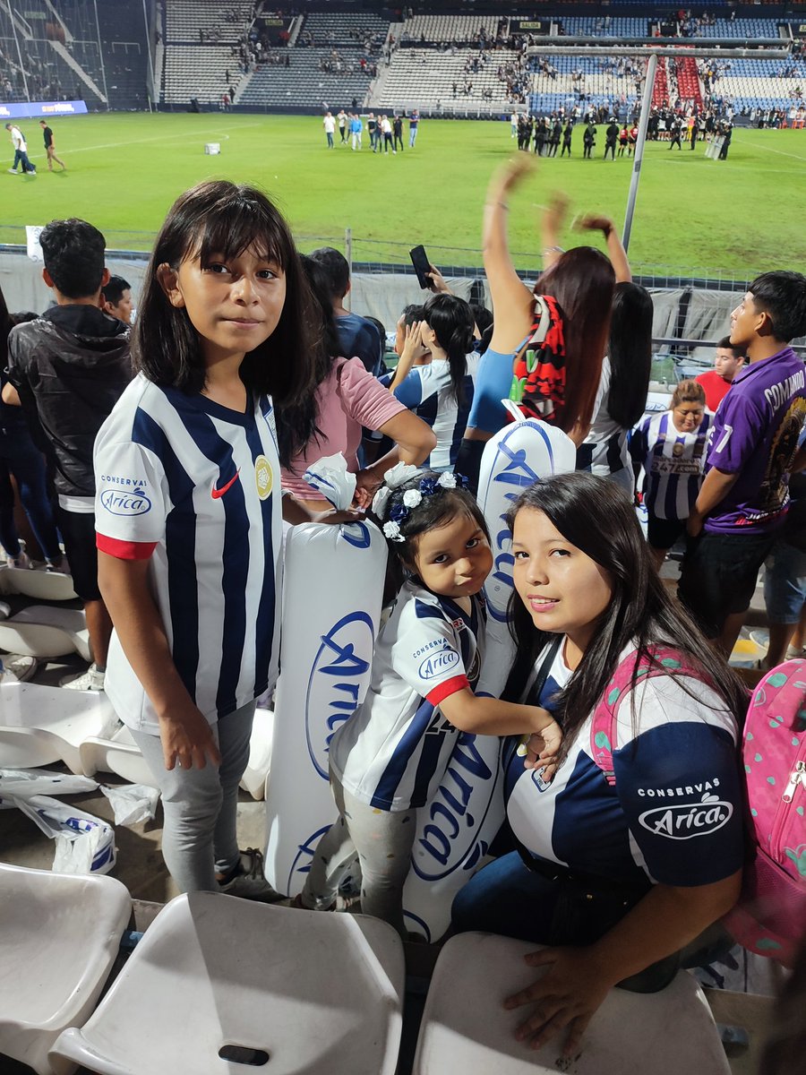 Nelly_As's tweet photo. @AlianzaLimaFF Acá con mis hijitas en la noche blanquiazul femenina 💙

#confe 
#experenciablanquiazul https://t.co/pDztKj37NW