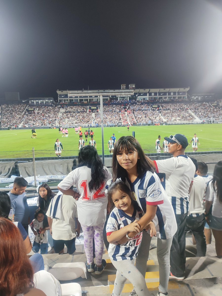 Nelly_As's tweet photo. @AlianzaLimaFF Acá con mis hijitas en la noche blanquiazul femenina 💙

#confe 
#experenciablanquiazul https://t.co/pDztKj37NW