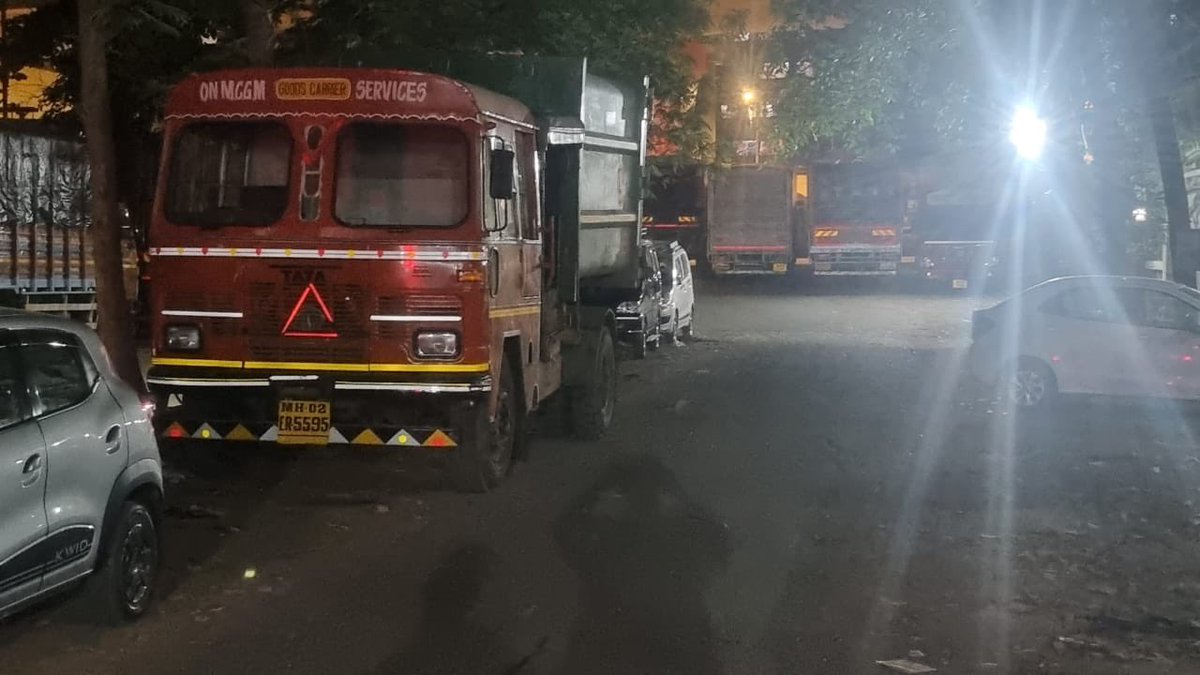 Anju0008's tweet photo. newly opened DP road Rammandir road Goregaon West has become parking lot for trucks and loo vans which are being used for illegal activities often. Exit point and society gates are blocked by garbage trucks. No action by police or MMRDA. https://t.co/j4a1zqaxfW