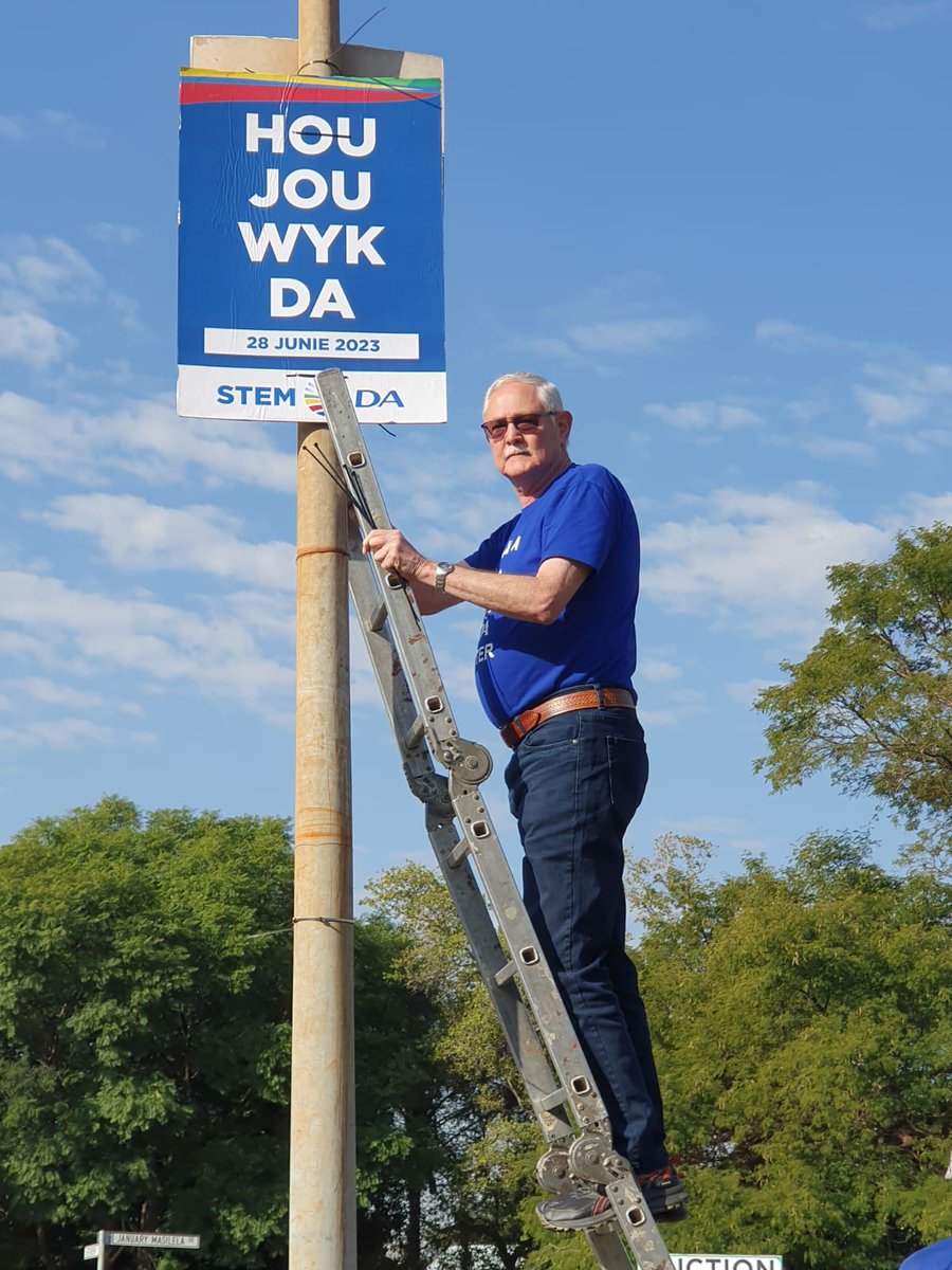 DAGauteng's tweet image. Jy verdien raadslede wat van diens erns maak.

Van nat-agter-die-ore konstabel tot sy aftrede as polisiebrigadier in 2019, tot nou jou DA-kandidaat vir Tshwane Wyk 83, leef Andrew Lesch met toewyding aan diens.

#StemDA #HouByDieBlou