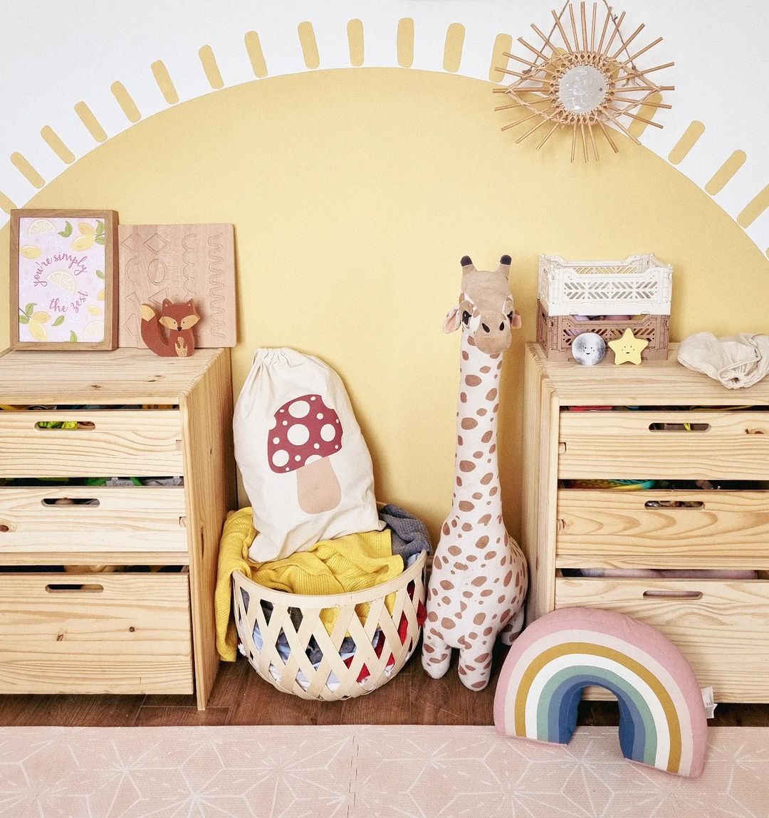 Roll on the bank holiday sunshine! ☀️ 

Take inspo from the weather and inject some sunshine into your home just like <a href="/easternsapphire/">Eastern Sapphire</a> did with this fun feature wall, created using the warming yellow tones of Old Gold🖌️

Shop our paper paint samples now via the link in our bio