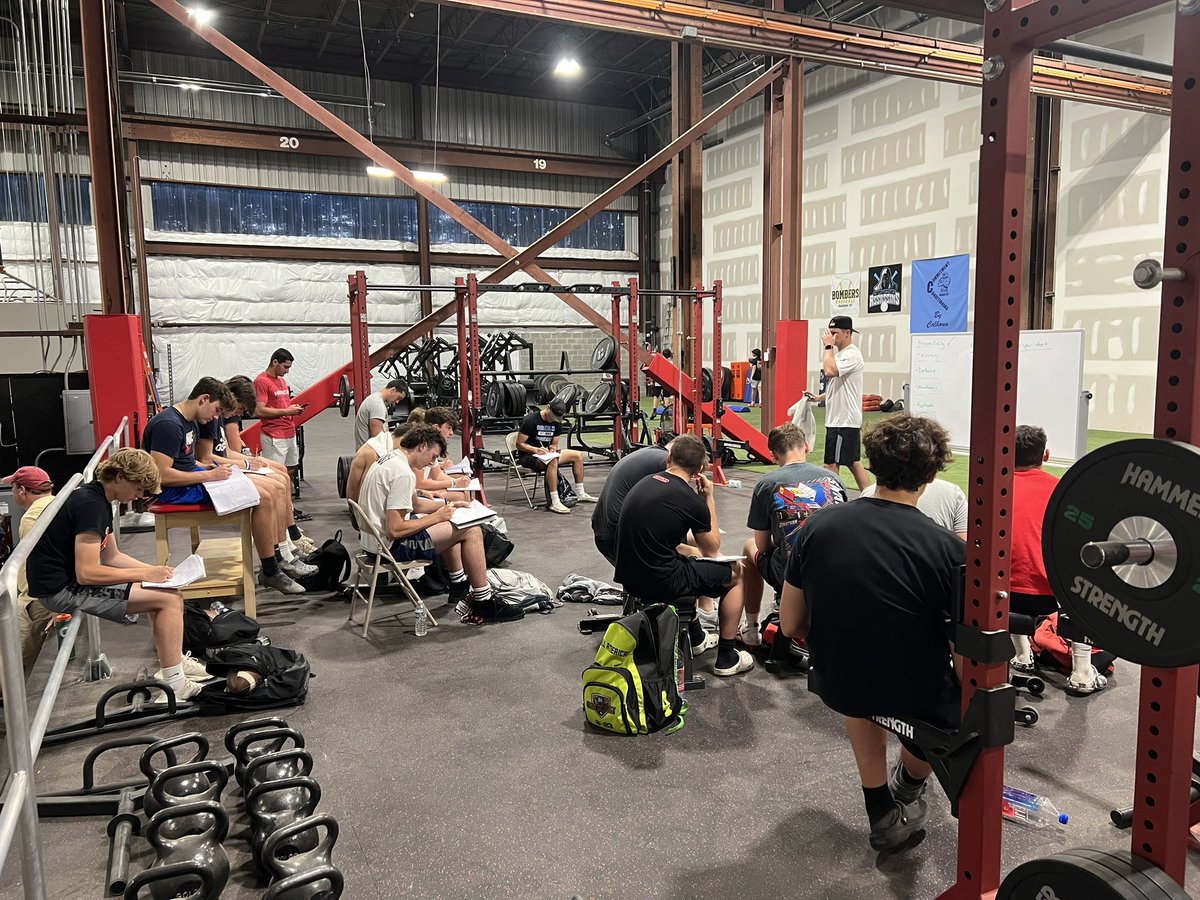 QBCoachCollins's tweet photo. Packed house last night!! Great to have the MAC Champs back to share some knowledge! @CoachPajic @DVUfootball @Coach_Isgro @LouieBarriosIV @nickarcaroli https://t.co/xjOmPOvGqv