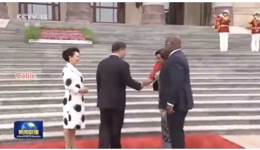 TwirwanehoMoise's tweet image. C'est comme ça que les hommes #Baluba saluent les femmes ou c'est juste un esprit d'infériorité? @PatrickMuyaya @Presidence_RDC