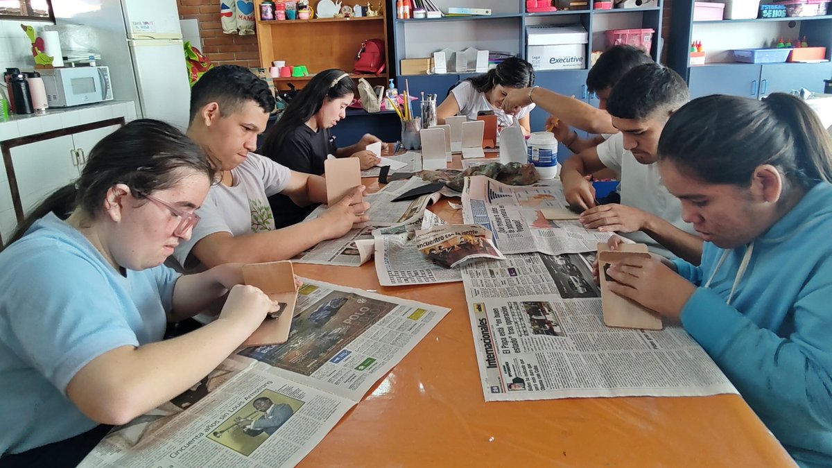 denidepy's tweet photo. 🎨 Aquí les compartimos algunos de los trabajos de las y los jóvenes en la clase de Artes y del Taller de Producción, de esta semana.
✨ Cuando hay creatividad, los límites desaparecen.
#DENIDE #Artes #Discapacidad https://t.co/5GcAVYl3TB