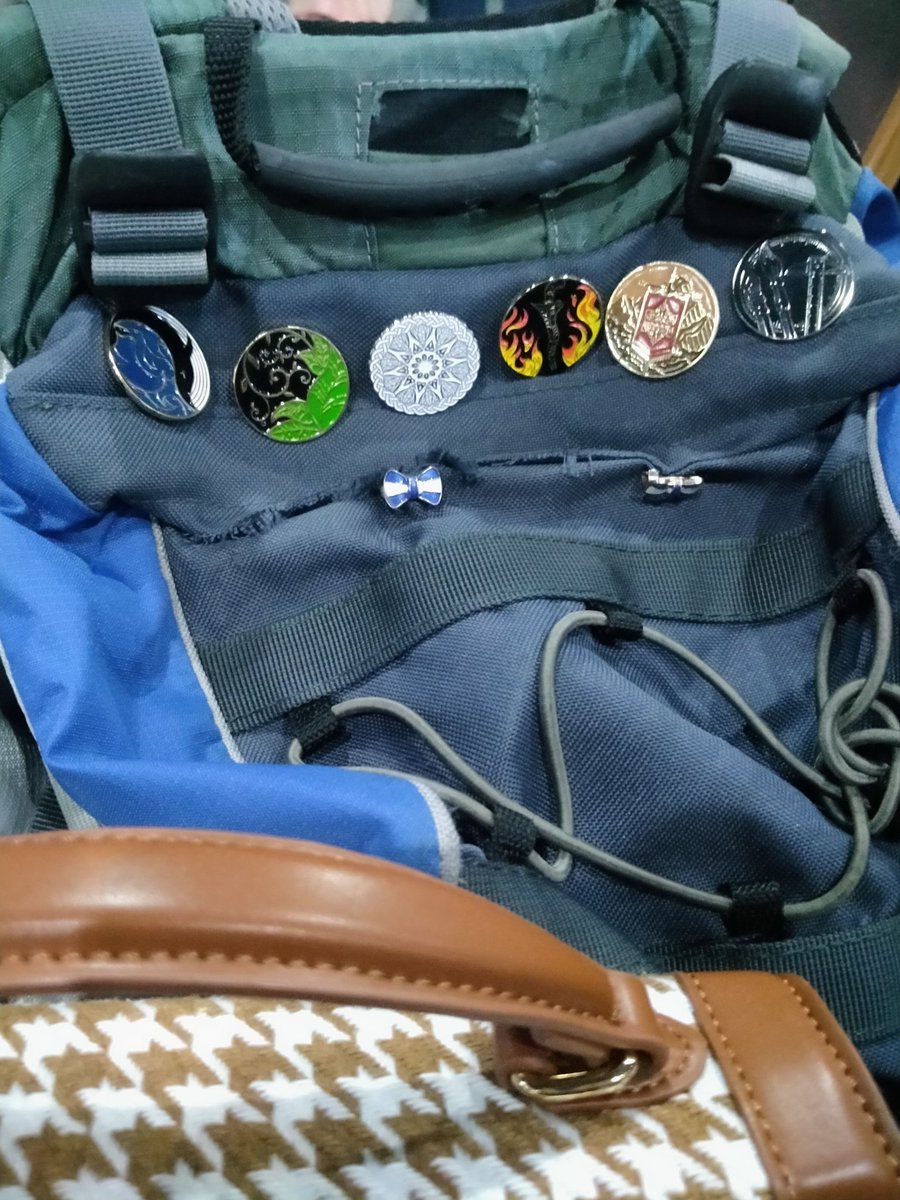 NanaYanaSakura's tweet photo. What a coincidence..
Baru perasan beg sama color.
Walaupun book badge kurang satu.
 #bookbadge #TemeAbdullah

             Teme                                Me https://t.co/S4Otcju2dI