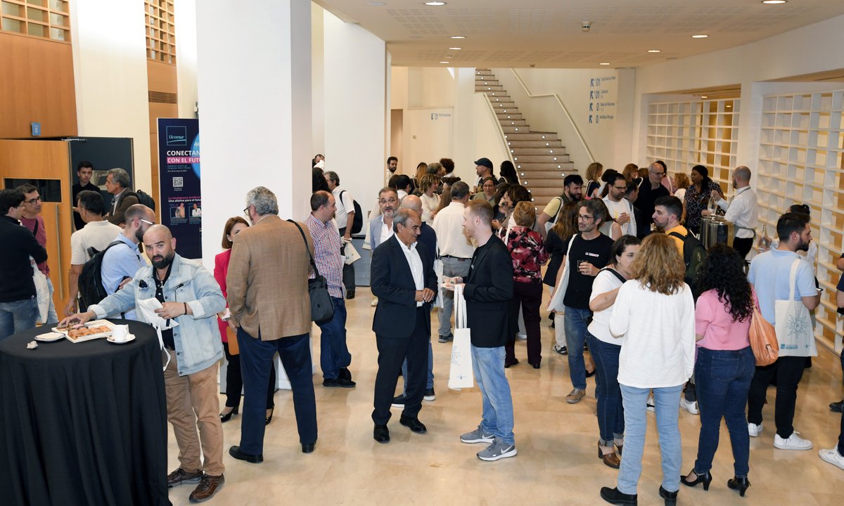 ucomur's tweet photo. 👏Apasionantes jornadas las que concluimos hoy y en las que hemos podido ahondar, de mano de grandes expertos, en:

🔹#InteligenciaArtificial
🔹Análisis de datos y robotización de procesos
🔹#RealidadVirtual y #RealidadAumentada

📢¡El futuro ya está aquí!

#UcomurConecta https://t.co/Rf7IwqSHV5