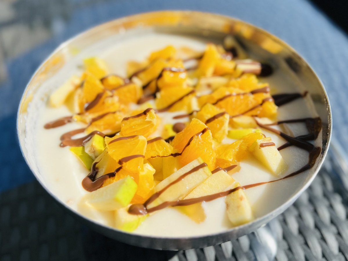 pascalgeromini's tweet photo. InstantRicePudding mit Proteinpulver 💪🏻, Apfel 🍏 und Orangen 🍊 (und ja, 10ml Schokosauce 🤫) Esse ich zu 90% jeden Abend 🌅 Ist einfach und sau lecker 🤤 #instantrice #ricepudding #meal #foodporn #vegan https://t.co/bHPS0ZVq72