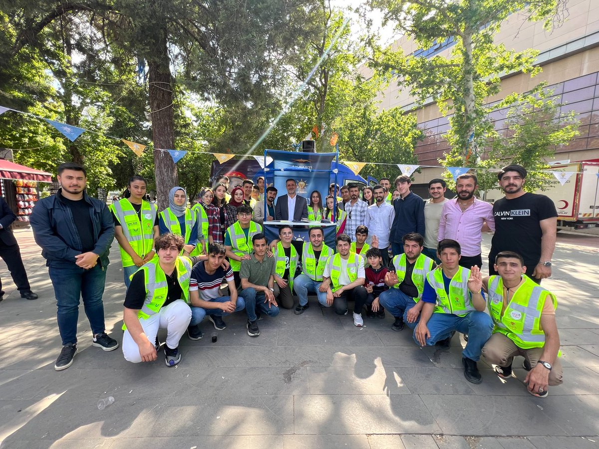 irfancelikaslan's tweet photo. Sanko Avm önünde bulunan Erdoğan Sevdalıları standımızı ziyaret ettik. Gençlerin enerjisi harikaydı. 😊 

@GoktekinSait 
@yenisecmen27 https://t.co/IwuF5iZxBT