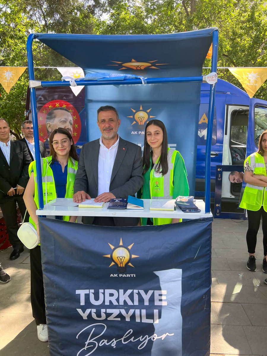 irfancelikaslan's tweet photo. Sanko Avm önünde bulunan Erdoğan Sevdalıları standımızı ziyaret ettik. Gençlerin enerjisi harikaydı. 😊 

@GoktekinSait 
@yenisecmen27 https://t.co/IwuF5iZxBT