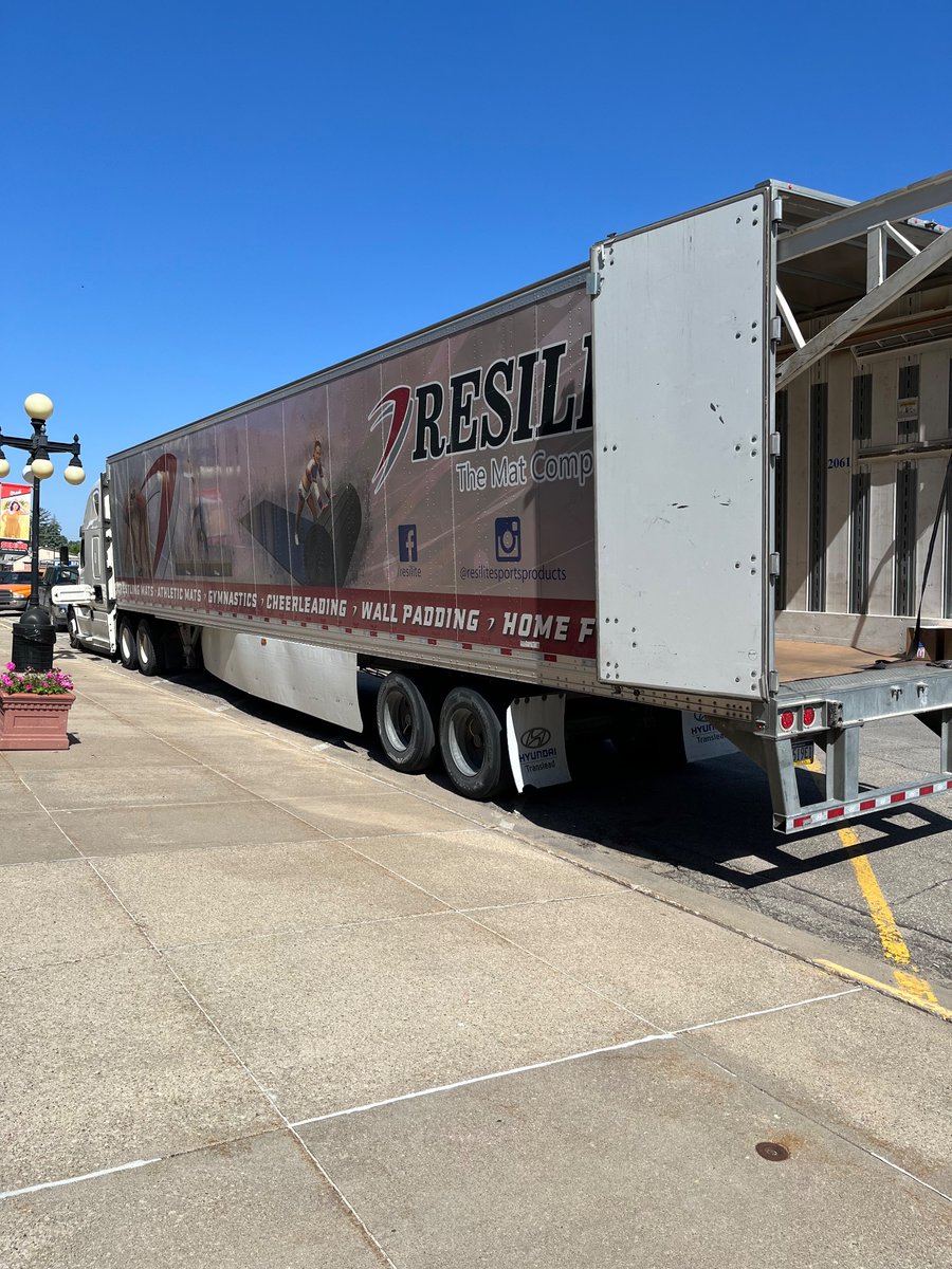 MonatScott's tweet photo. Exciting day in Redhawk country!! Thank you @resilite for the sweet mats! https://t.co/flOG0URdck