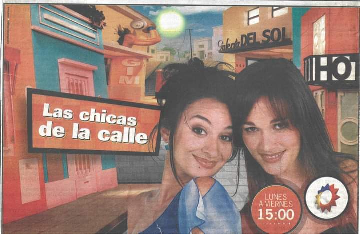TintaOjo's tweet photo. #hace20años #En2003 
#Canal13 apostaba a reforzar su grilla vespertina con el magazine #LasChicasDeLaCalle que reunía a #VeroLozano con #AnitaMartínez, en plan vecinas irreverentes, que se juntaban a pasar revista de la #Actualidad con juegos para que participe la barriada. https://t.co/8mWHt01uLR