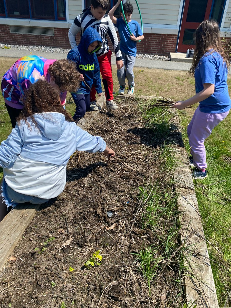 UnionVt's tweet image. Miss Dunbar's class is here to remind you to get outside and enjoy the nice weather we have coming up.🌞 Whether you like to garden, play sports, or lounge in the shade, the best day to do it is always TODAY! Happy Friday, everyone!