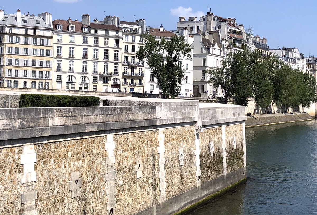 😡🌳IMPENSABLE ! Comment peut-on même envisager de transformer en aires de pique-nique ces lieux de recueillement et de mémoire que sont le #square de l’Ile-de-France et le Mémorial des martyrs de la déportation au pied de #NotreDame ? Signez la pétition ! change.org/p/sauvons-les-…