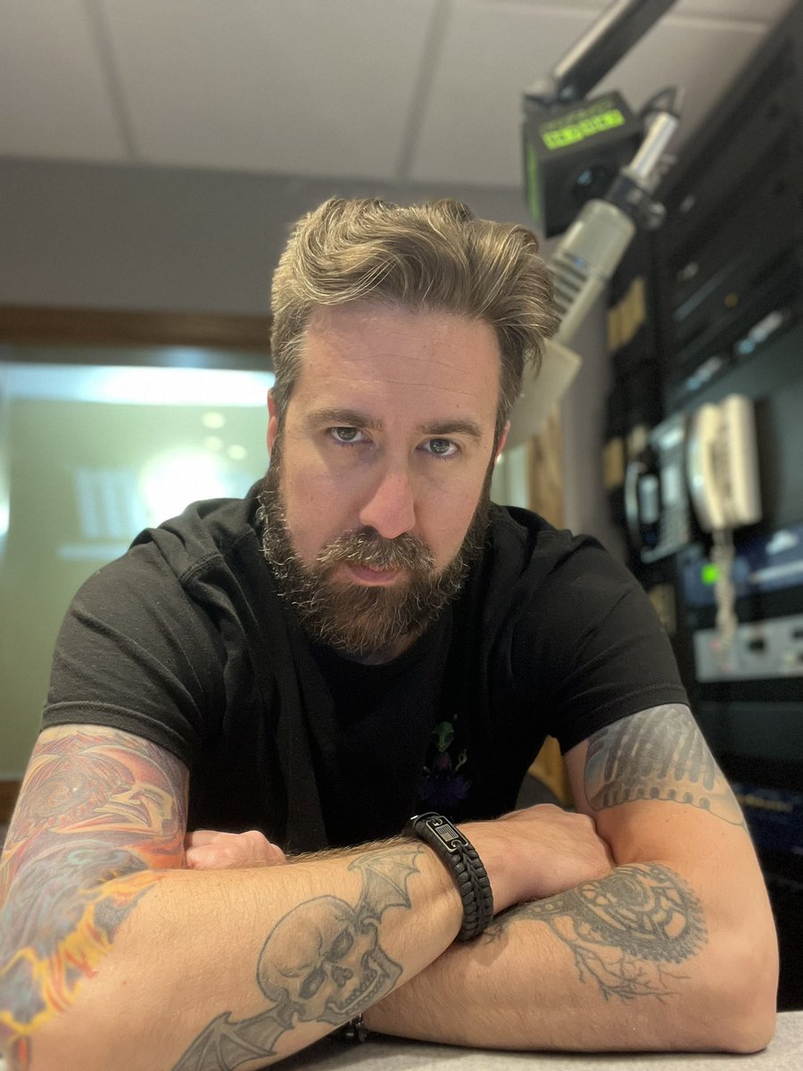 RazorWisconsin's tweet photo. Today we have @cuttermedia filling in for @BigJakeRadio who’s filling in for @DeckerOnAir who’s probably out looking for beer. #iamrazor https://t.co/3oZVf9pMvk