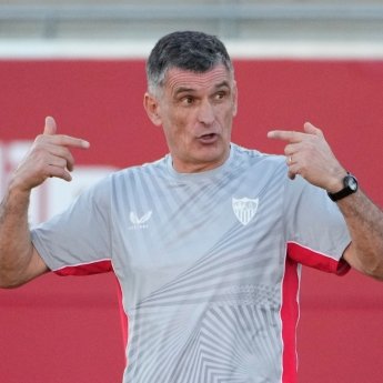 JoseGavilanR's tweet photo. Andoni Iraola le ha comunicado al #Rayo que dejará el club al final de temporada. Era el elegido por el #SevillaFC antes de que Monseñor Mendilibar hiciese el milagro del siglo. 

¿A quién prefieres para el banquillo del #SevillaFC en 2023/24?

🔁 Mendilibar
❤️ Iraola https://t.co/UOVY9PUNWl
