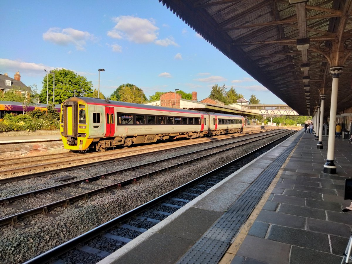 Harrod15S's tweet image. A few TfW units whilst at Hereford station Saturday evening (20/05/23) 158822 / 175011 and our ride up the Welsh Marches line to Shrewsbury 175009, the 175 might not be the best looking train but the inside and ride was very nice
#class175 #class158 #trains #TFW #Hereford