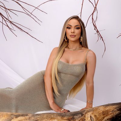 La Materialista 1 tweet media