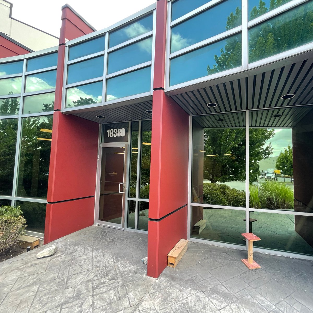 CDS Group of Companies is a leader in supply chain & logistics. CDS is based out of #Richmond, British Columbia, & in 2021, it identified the need to renovate its existing office space to better serve the needs of the company & its people. ow.ly/nOQo50OqBlG #brightenlives