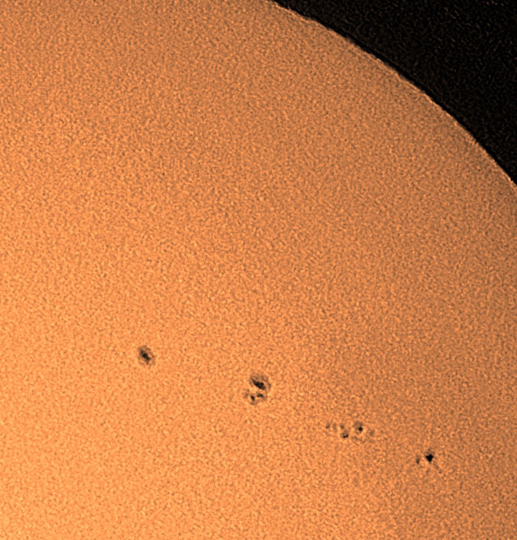 PeterLewis55's tweet photo. The Sun is spectacular at the moment. Since I checked on Monday, another region has developed and now there are 7 groups and 66 sunspots pointing to Earth. Zooming in it looks like a 15 year old! @StormHour @ThePhotoHour #astronomy #astrophotography #solarflares Details 👇 1/2 https://t.co/EFrcUmn0av