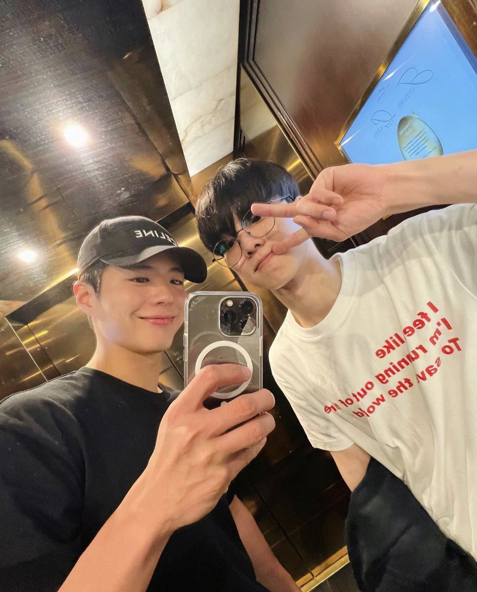 y’all does this mean changmin was in france??? bc this is his shirt awhile ago in his live 😭