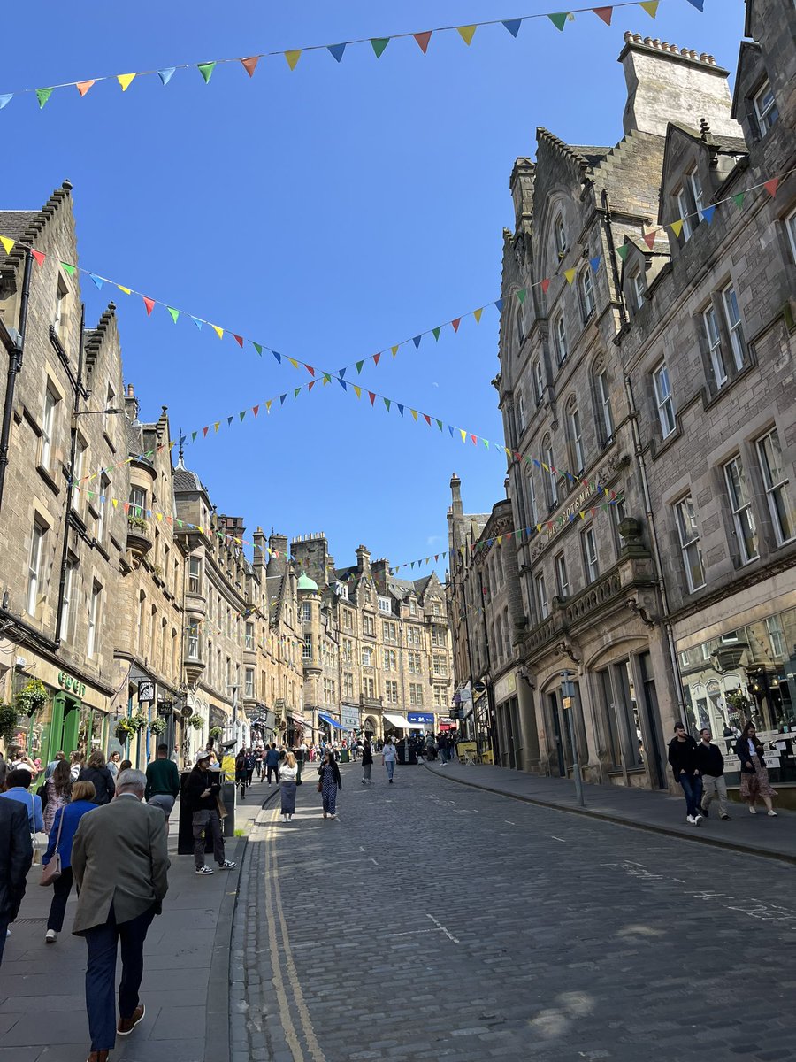 carolineG_19's tweet photo. Long day but arrived in Edinburgh, beautiful weather, lots of walking and tea 🫖 Looking forward to a more chilled day tomorrow before Edinburgh Half on Sunday 🏃♀️ #EdinburghHalf #running https://t.co/2K0f3tI4Vl